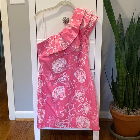Lilly Pulitzer Dresses & Skirts - Adorable Lilly one shoulder tropical print dress